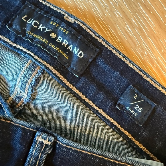Lucky Brand Sweet ‘n Straight / Ankle Jeans Size 26 Dark Wash EUC - Picture 2 of 4